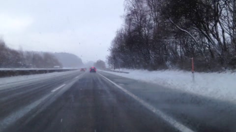 冬季高速公路上的暴风雪，萨尔茨堡阿尔卑斯山。视频素材模板下载