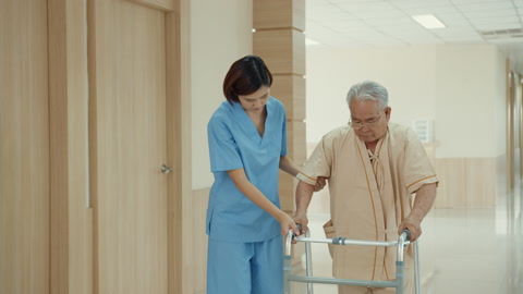 医院里女护士鼓励老年病人走路