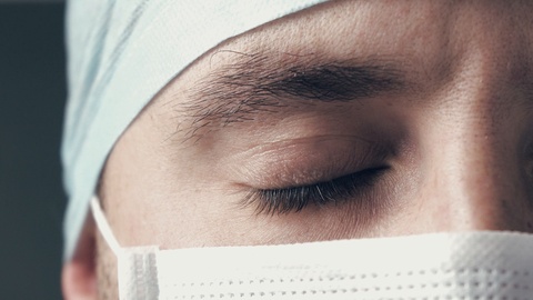 男性外科医生或医生的特写肖像，面罩准备手术。