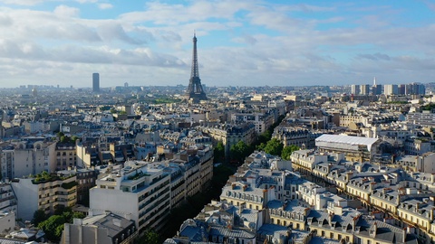 无人机拍摄巴黎和埃菲尔铁塔空荡荡的街道