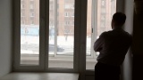 一个男人站在窗边高清在线视频素材下载