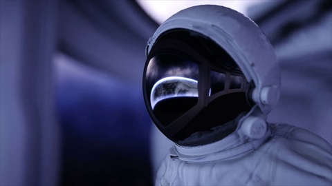 孤独的宇航员在未来空间走廊俯视地球
