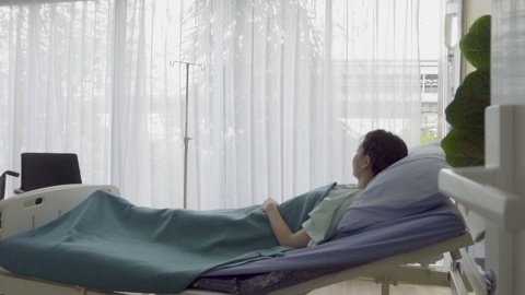 快乐的病人躺在医院病房里的床上休息健康护理和医疗概念