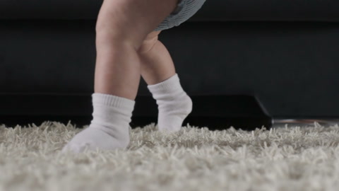 小婴儿学会走路。第一步。视频素材模板下载