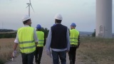 工人专家和电气工程师团队在风力涡轮机周围行走高清在线视频素材下载