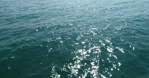 无人机靠近水面飞越海洋