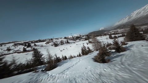使用FPV无人机拍摄的雪山高原的鸟瞰图