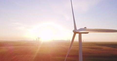 风电场风力涡轮机——以日出为背景围绕风力涡轮机运行