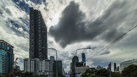 云彩掠过泰国曼谷沙吞路的摩天大楼。视频素材模板下载
