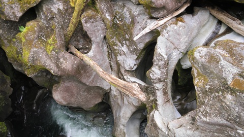 峡谷中湍急水流的俯视图视频素材模板下载