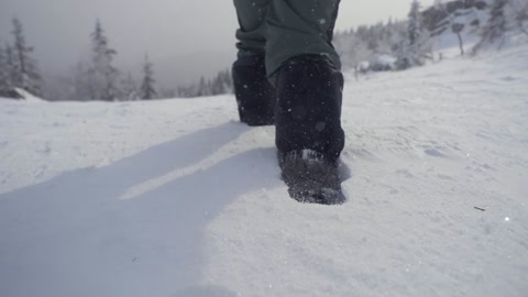 踩在雪地上的脚步4k高清特写镜头