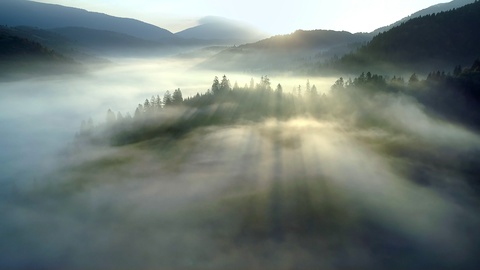 航拍山顶的早晨云雾