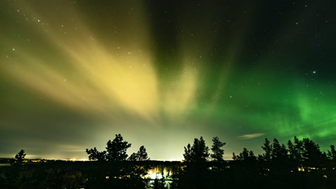 冬季北极光在城市于默奥和北松林上空发出绿光视频素材模板下载