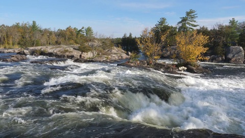 强烈的白水和河流急流与岩石。伯利瀑布的秋天。视频素材模板下载