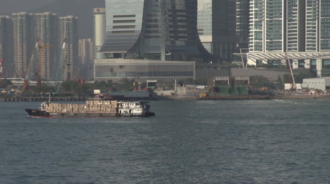 船只经过维多利亚港和西九龙海岸的特写镜头视频素材模板下载