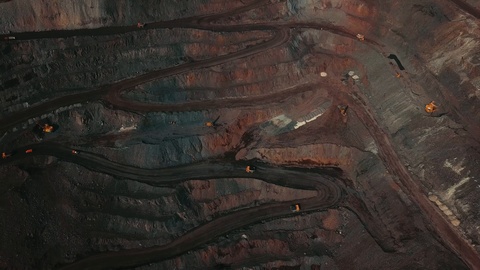 全景鸟瞰拍摄露天矿采煤