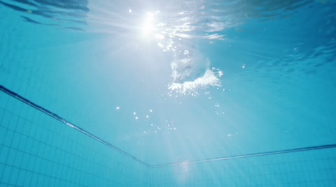 深蓝泳池职业男游泳运动员跳入水
