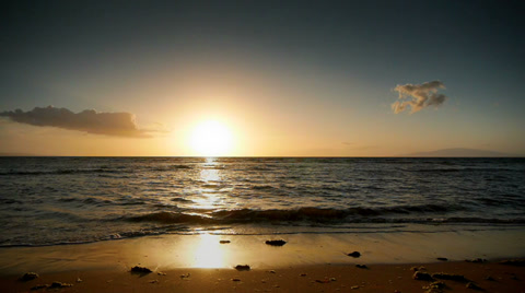 延时拍摄热带海滩上的美丽日出日落