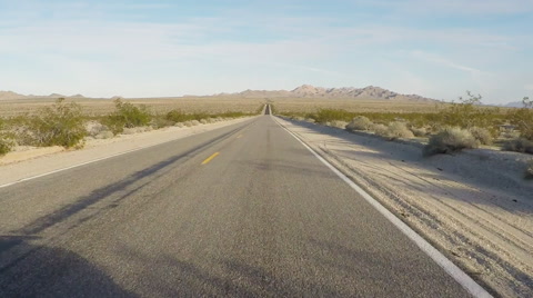 汽车视点-驾驶无尽的莫哈韦沙漠公路视频素材模板下载