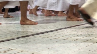 穆斯林朝圣者在麦加从萨法到马尔瓦进行快速行走。视频素材模板下载
