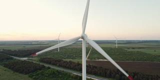 带有叶片的大型风力涡轮机在绿色农业小麦的风中旋转