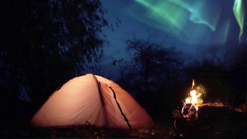 晚上露营在北极光表演