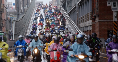台北市迪化街骑电动车的行人