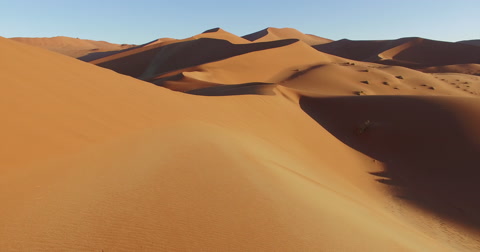 4K空中俯瞰纳米博沙漠无尽的沙丘