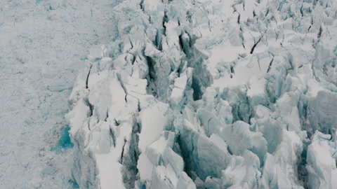 冰川裂缝融化。全球变暖和气候变化