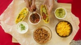 餐桌上的传统墨西哥食物，特克斯墨西哥美食。烹饪肉类玉米卷或墨西哥卷饼高清在线视频素材下载