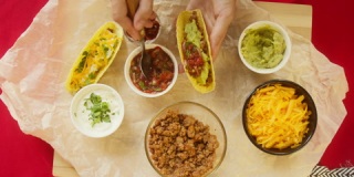 餐桌上的传统墨西哥食物，特克斯墨西哥美食。烹饪肉类玉米卷或墨西哥卷饼