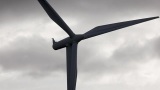 旋转风力涡轮机的特写高清在线视频素材下载