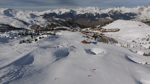 人们在拉普拉涅滑雪的鸟瞰图视频素材模板下载