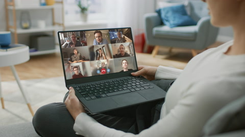 女性使用笔记本电脑与会议视频通话应用程序视频素材模板下载