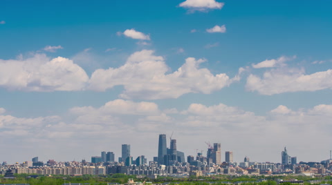 4K延时拍摄北京的城市上空飘着云朵