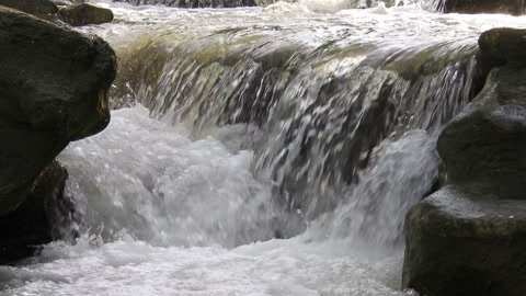 急流瀑布河岸上有石头视频素材模板下载