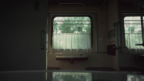 火车客车俄罗斯走廊敞车的内部隔间视角视频素材模板下载