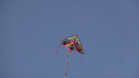风筝在蓝天中自由飞翔视频素材模板下载