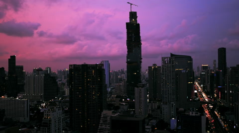 日落时分曼谷城市的鸟瞰图和沙吞泰路的交通视频素材模板下载