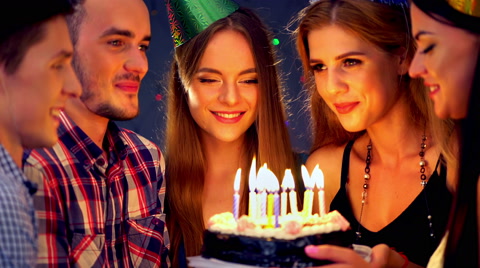 女孩和朋友们一起庆祝生日，吹灭蛋糕上的蜡烛4k视频素材模板下载