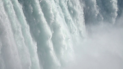 慢动作强劲的尼亚加拉瀑布白水瀑布从陡峭的悬崖上跌落