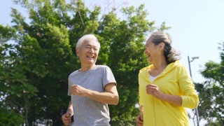 老年人户外跑步运动健康生活视频素材模板下载