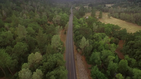 特写无人驾驶飞机俯瞰北加州干旱森林蜿蜒的道路