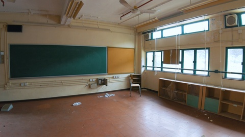 废弃学校-带黑板的教室视频素材模板下载