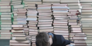 疲惫的年轻学生站在堆满书籍的书架前