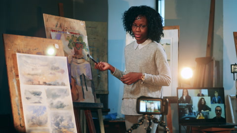 非洲裔女士正在举办远程绘画课视频素材模板下载