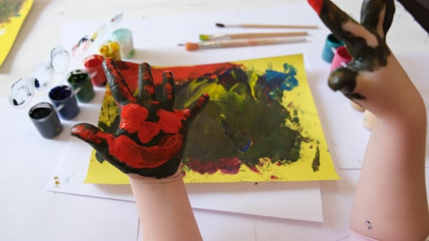 儿童用手指绘画。