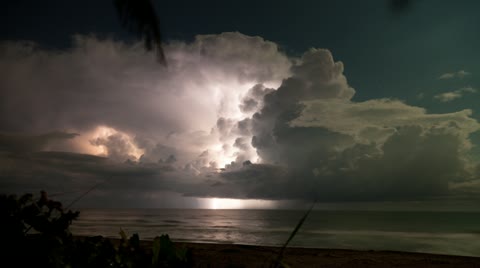 佛罗里达海岸线的极端海洋闪电延时镜头特写