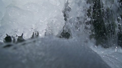 带有冰柱的瀑布以超慢动作壮观地坠毁