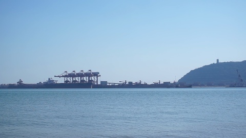 连云港港口内的工作起重机视频素材模板下载